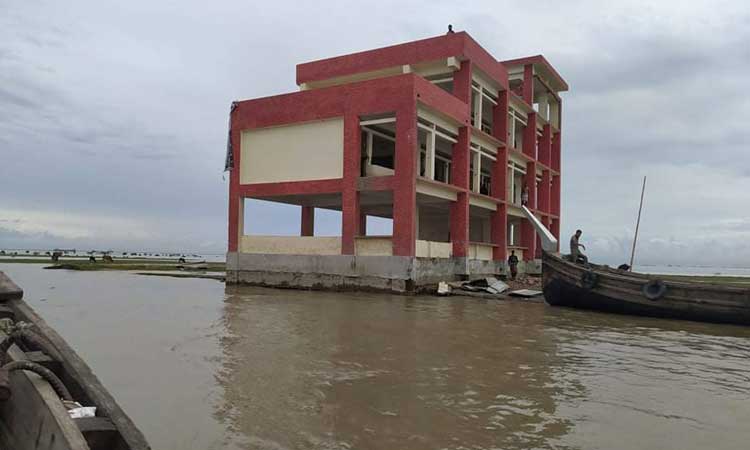 দেড় কোটি টাকার স্কুল ভবন ৪০ হাজারে বিক্রি!